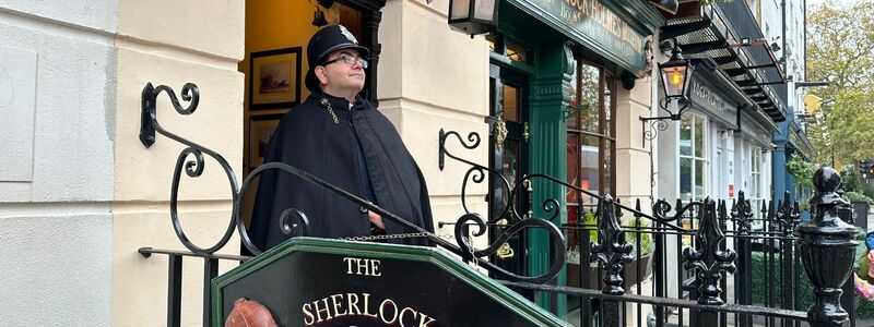 Ein als Polizist verkleideter Mitarbeiter vor dem Sherlock-Holmes-Museum in London. - Foto: Benedikt von Imhoff/dpa