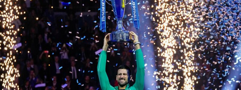 Novak Djokovic jubelt mit seiner Trophäe nach seinem Sieg. - Foto: Antonio Calanni/AP/dpa
