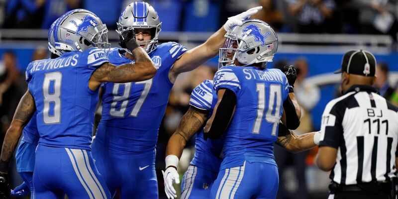 Detroits Amon-Ra St.Brown (r) jubelt mit seinen Mitspielern, nachdem er einen Touchdown erzielt hat. - Foto: Duane Burleson/AP/dpa