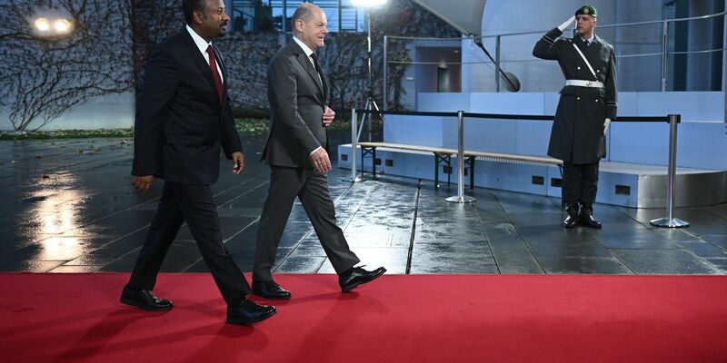 Bundeskanzler Olaf Scholz empfängt den äthiopischen Ministerpräsidenten Abiy Ahmed Ali (l) am Bundeskanzleramt. In Berlin findet die «Compact with Africa» - Konferenz G20 Investment Summit 2023 statt. - Foto: Britta Pedersen/dpa