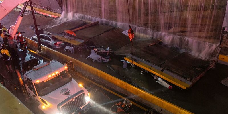 Rettungsteams arbeiten an der Stelle, an der eine Wand am Eingang eines Tunnels  in Santo Domingo eingestürzt ist. - Foto: Eddy Vittini/AP