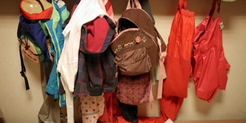 Jacken und Rucksäcke von Kindern in der Garderobe einer Betriebskita. - Foto: Fredrik Von Erichsen/dpa