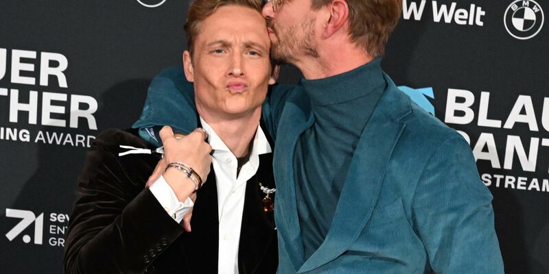 Nimmt Joko Winterscheidt (r) für eine Sendung den Moderationsjob ab: Schauspieler Matthias Schweighöfer. - Foto: Felix Hörhager/dpa/Archiv