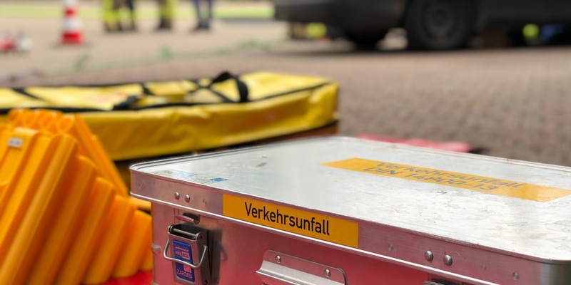 FW Alpen: Auslaufende Betriebsmittel nach Verkehrsunfall - Foto: presseportal.de