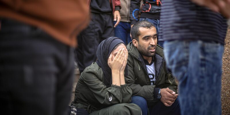 Trauer um Angehörige, die nach einem israelischen Bombenangriff ums Leben kamen. - Foto: Mohammed Talatene/dpa