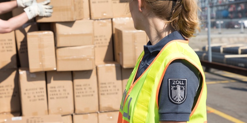 HZA-BI: Besonders zur Weihnachtszeit: Wie das Paket schnell und sicher durch den Zoll kommt/Neue IT-Anwendung erleichtert die Zollabfertigung von Paketsendungen - Foto: presseportal.de