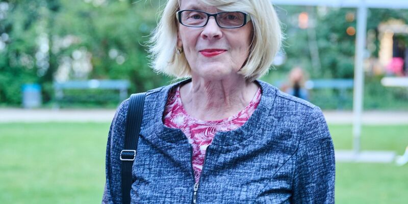 Regula Venske, damalige Präsidentin des deutschen Ablegers des Autorenverbandes Pen, steht im Garten der St.-Elisabeth-Kirche. - Foto: Annette Riedl/dpa