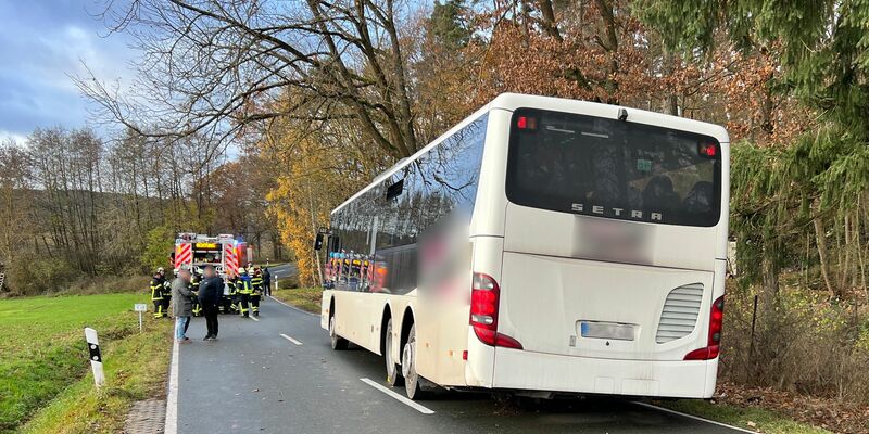 Ein verunglückter Schulbus auf einer Straße im Landkreis Fürth. Bei dem Unfall wurden mehrere Schülerinnen und Schüler verletzt. - Foto: Haubner/vifogra/dpa