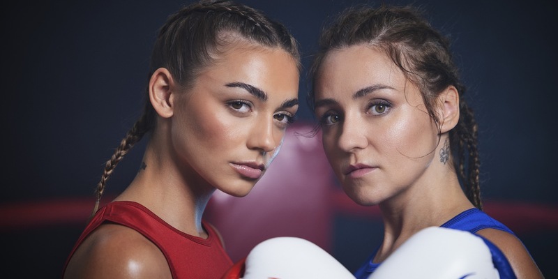So schön kann Boxen sein: The Great Fight Night ruft am 25. November die Content Creatorinnen Tina Neumann und Regina Hixt auf Joyn in den Ring - Foto: © Joyn/Marc Rehbeck Dieses Bild darf honorarfrei für redaktionelle Zwecke und nur im Rahmen der Berichterstattung zu The Great Fight Night verwendet werden. Verwendung nur mit vollständigem Copyrightvermerk. Das Foto darf nicht verändert, bearbeitet und