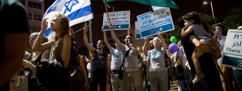Demonstranten bei einer Friedensdemonstration in Tel Aviv. (Archivbild) - Foto: Oded Balilty/AP/dpa