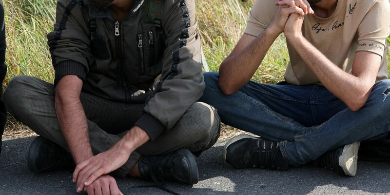 Eine Gruppe von 18 Männern und einer Frau, nach eigenen Angaben aus Syrien, wird nach einem Bürgerhinweis von der Bundespolizei in der Nähe der polnischen Grenze aufgegriffen. - Foto: Bernd Wüstneck/dpa