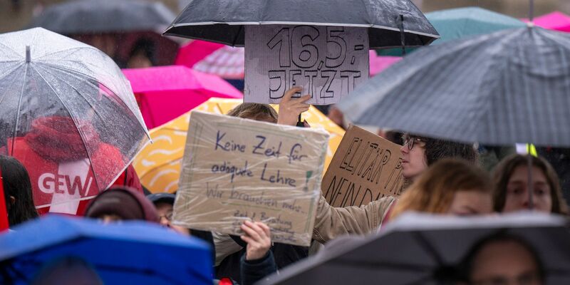 Studentische Mitarbeiter der Brandenburger Hochschulen und Forschungseinrichtungen während einer Kundgebung in Potsdam. - Foto: Monika Skolimowska/dpa