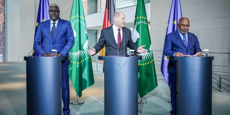 Moussa Faki Mahamat (l-r), Olaf Scholz und Assoumani Azali beim «Compact with Africa»-Gipfel in Berlin. - Foto: Kay Nietfeld/dpa