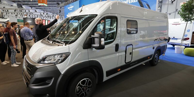 Ein CaraLife 630 LQ Einsteiger-Wohnmobil auf der Caravan Messe in Düsseldorf. - Foto: David Young/dpa
