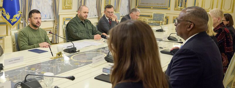 Wolodymyr Selenskyj im Gespräch mit Lloyd Austin. - Foto: ---/Ukrainian Presidential Press Office/AP/dpa