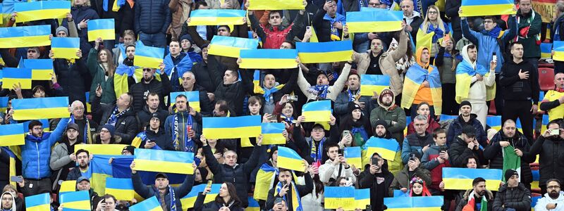 Fans aus der Ukraine feierten ihre Mannschaft in Leverkusen. - Foto: Federico Gambarini/dpa