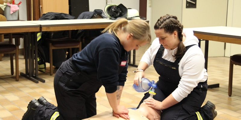 FW Beverungen: Grundausbildung erfolgreich abgeschlossen / 24 frische Feuerwehrleute für die Städte Beverungen, Brakel und Höxter ausgebildet - Foto: presseportal.de