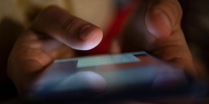 Bei nur einigen Tagen ohne die Nutzung von Social Media halten sich positive und negative Auswirkungen laut einer Studie eher die Waage. - Foto: Sebastian Gollnow/dpa