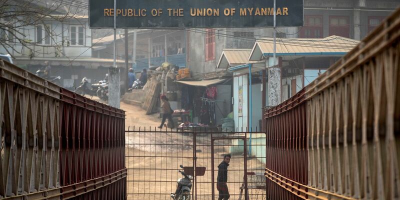 Ein Myanmare blickt an der Grenze zwischen Indien und Myanmar in Richtung der indischen Seite (Archivbild). - Foto: Anupam Nath/AP/dpa