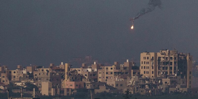 Eine Leuchtrakete der israelischen Armee ist über dem Gazastreifen zu sehen. - Foto: Leo Correa/AP