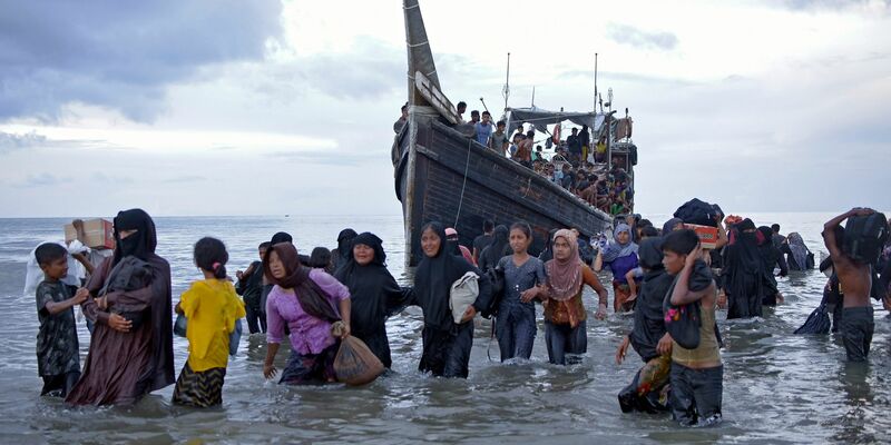 Ethnische Rohingya verlassen ihr Boot nach der Landung in Ulee Madon in der Provinz Aceh. - Foto: Rahmat Mirza/AP