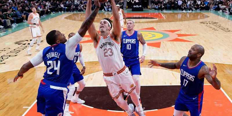 Spurs-Forward Zach Collins wird von Clippers-Guard Norman Powell (l) geblockt. - Foto: Eric Gay/AP