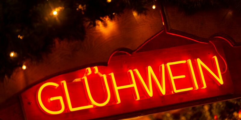 Ungeachtet der Farbe ist Glühwein besonders in der Vorweihnachtszeit beliebt. - Foto: Monika Skolimowska/dpa