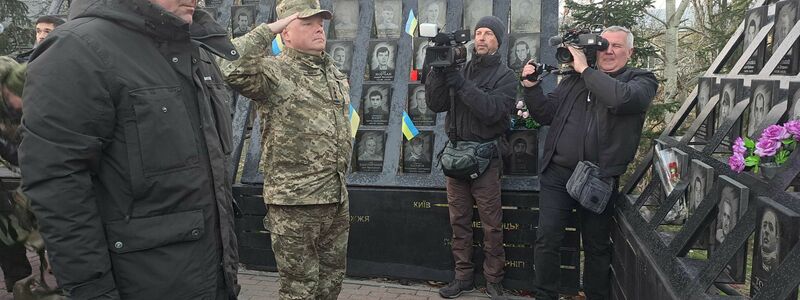 Verteidigungsminister Boris Pistorius legt am Denkmal für die auf dem Maidan getöteten Demonstranten in Kiew einen Kranz nieder. - Foto: Andreas Stein/dpa