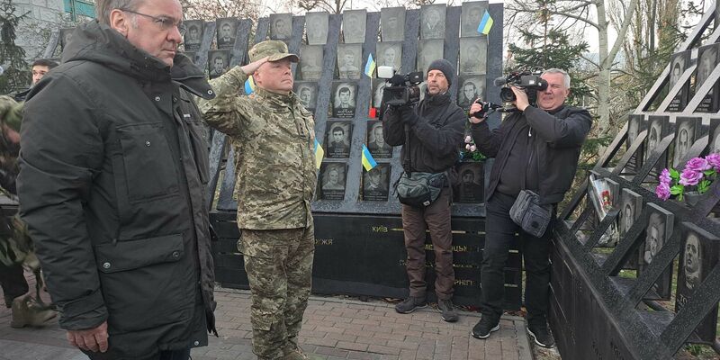 Verteidigungsminister Boris Pistorius legt am Denkmal für die auf dem Maidan getöteten Demonstranten in Kiew einen Kranz nieder. - Foto: Andreas Stein/dpa