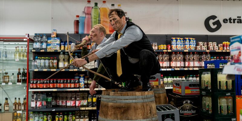 Titus (Bruno Alexander) und Thorsten (Marc Hosemann) in einer Szene aus «Die Discounter». - Foto: Christine Schroeder/Pyama Pictures/Prime Video/dpa/Archiv