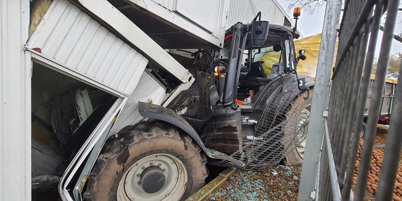 POL-ROW: ++ Unfall in Sittensen - Mann fährt mit Traktor in Container und wird leicht verletzt ++ Falsche Kennzeichen, keinen Führerschein und ohne Pflichtversicherung: Fahrt von 18-Jährigem gestoppt ++ - Foto: presseportal.de