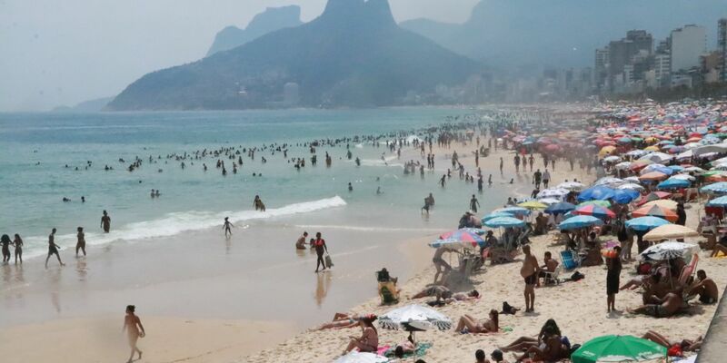 Besucher am Strand von Ipanema. Die Stadt Rio de Janeiro hatte jüngst mit 41,9 Grad Celsius erneut einen Hitzerekord gebrochen. - Foto: Jose Lucena/TheNEWS2 via ZUMA Press Wire/dpa