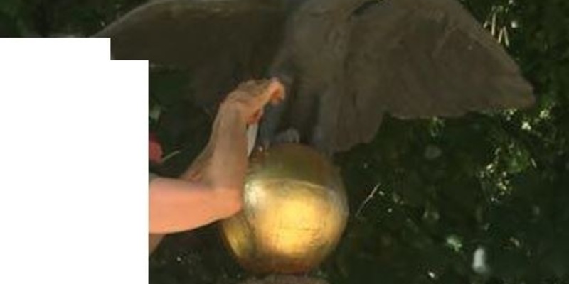 POL-NB: Zeugenaufruf nach Diebstahl eines Adlers an einem Weltkriegsdenkmal - Foto: presseportal.de