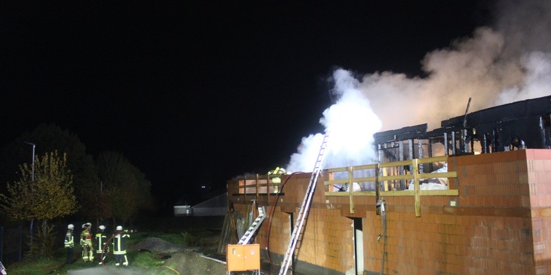 FF Bad Salzuflen: Neubau einer Kita brennt am Elkenbreder Weg / Feuerwehr Bad Salzuflen ist mit 60 Einsatzkräften vor Ort - Foto: presseportal.de