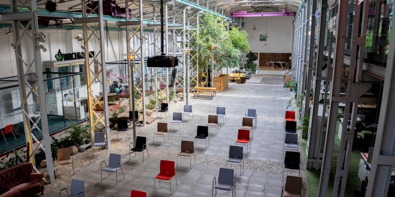 Desk-Sharing / Wo bitte, ist heute mein Arbeitsplatz? / Hybrides Arbeiten im Home-Office erfordert neue Organisation von Schreibtischen in Unternehmen - Foto: presseportal.de