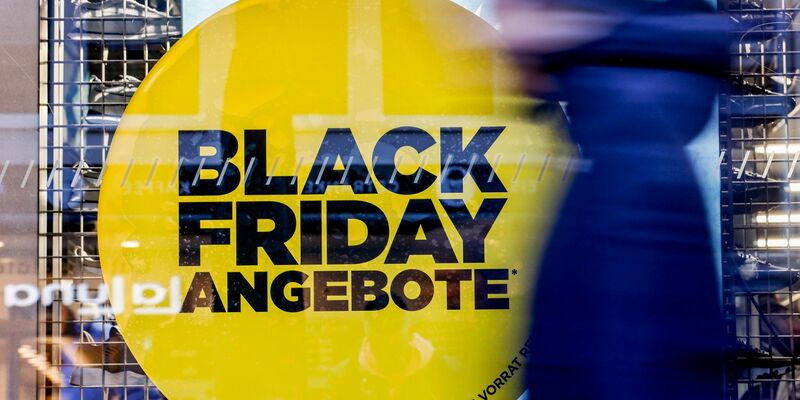 Rabatte, Rabatte, Rabatte: Viele Händler werben rund um den Black Friday mit Angeboten. - Foto: Axel Heimken/dpa