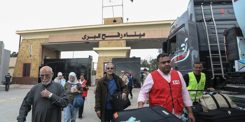 Menschen mit ausländischen Pässen reisen am 19. November aus dem Gazastreifen über den Grenzübergang Rafah nach Ägypten ein. Heute sollen auch rund 220 Deutsche den Grenzübergang passieren. - Foto: Gehad Hamdy/dpa