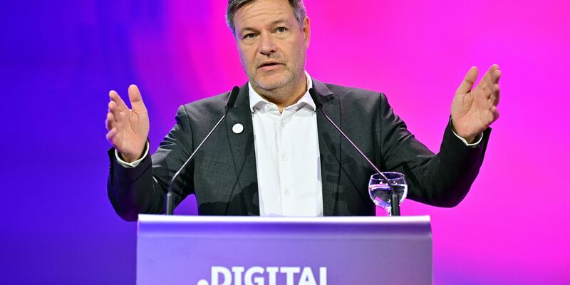 Wirtschaftsminister Robert Habeck beim Digital-Gipfel 2023. - Foto: Martin Schutt/dpa