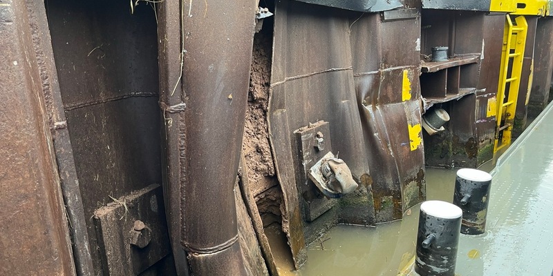 PP-ELT: Schiffsunfall auf der Mosel: Frachtschiff rammt Spundwand in der Schleuse Fankel - Foto: presseportal.de