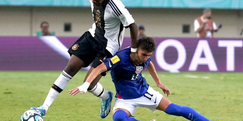 Charles Herrmann (l) brachte Deutschlands U17 gegen die USA in Führung. - Foto: Septianjar Muharam/XinHua/dpa