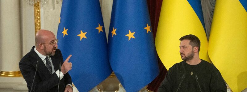 EU-Ratspräsident Charles Michel und der ukrainische Präsident Wolodymyr Selenskyj in Kiew. - Foto: Efrem Lukatsky/AP/dpa