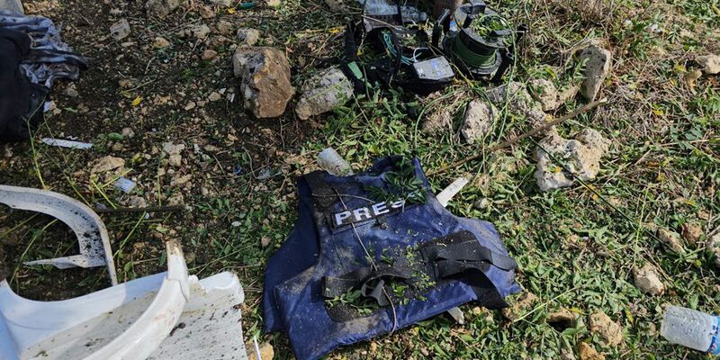 Eine Schutzweste eines Journalisten des pro-iranischen Fernsehsenders Al-Majadin, der laut lokalen Medien bei einem israelischen Angriff getötet wurde. - Foto: Mohammed Zinaty/AP/dpa