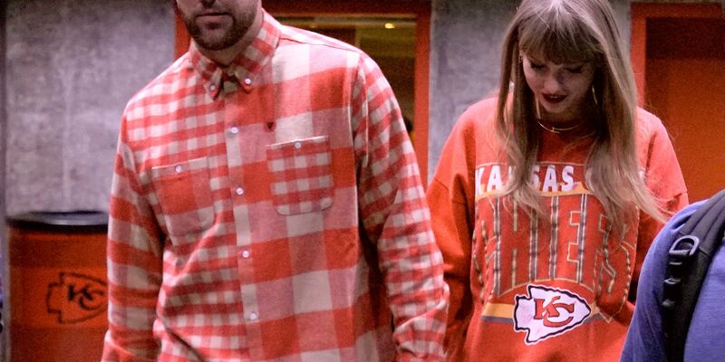 Travis Kelce (l) und Taylor Swift Ende Oktober in Kansas City. - Foto: Charlie Riedel/AP/dpa