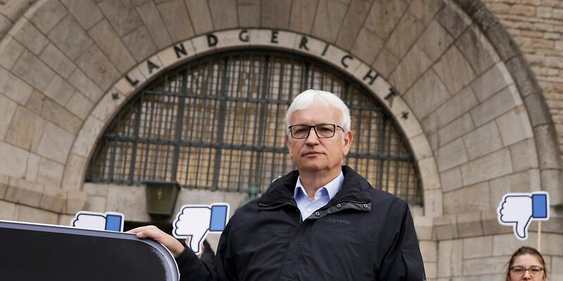 DHU-Geschäftsführer Jürgen Resch vor dem Landgericht Berlin. - Foto: Carsten Koall/dpa