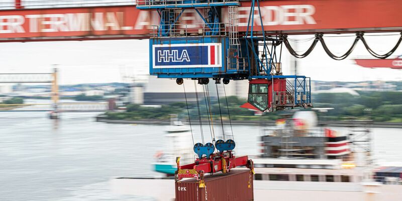 Ein Container wird auf dem Container-Terminal Altenwerder im Hamburger Hafen mit einer Containerbrücke auf ein Schiff geladen. Die Stadt Hamburg und die weltgrößte Linienreederei MSC wollen die HHLA künftig als Gemeinschaftsunternehmen führen. - Foto: Daniel Reinhardt/dpa