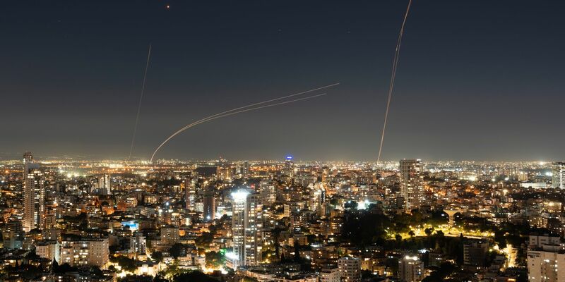 Nach der Entlassung von Verteidigungsminister Galant gingen in Israel zahlreiche Menschen gegen die Regierung von Ministerpräsident Netanjahu auf die Straße. - Foto: Oded Balilty/AP