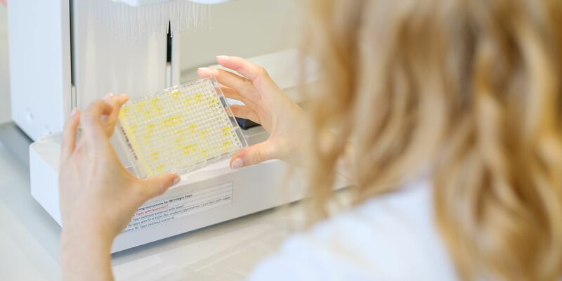 Laut der Studie gibt es dennoch eine Kluft zwischen der Sichtbarkeit weiblicher und männlicher Forschender. - Foto: Ole Spata/dpa