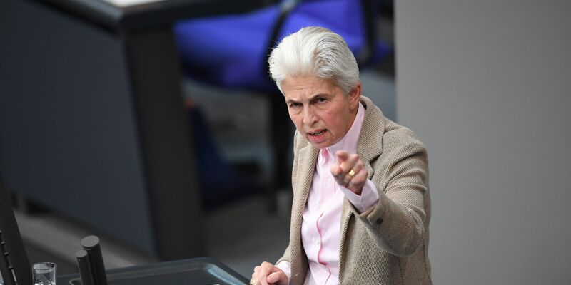 «Das Sondervermögen Bundeswehr in Höhe von 100 Milliarden Euro bleibt weiter vorhanden, da es im Grundgesetz verankert ist. Hier gibt es keine Auswirkungen des Urteils», sagt Marie-Agnes Strack-Zimmermann. - Foto: Kilian Genius/dpa