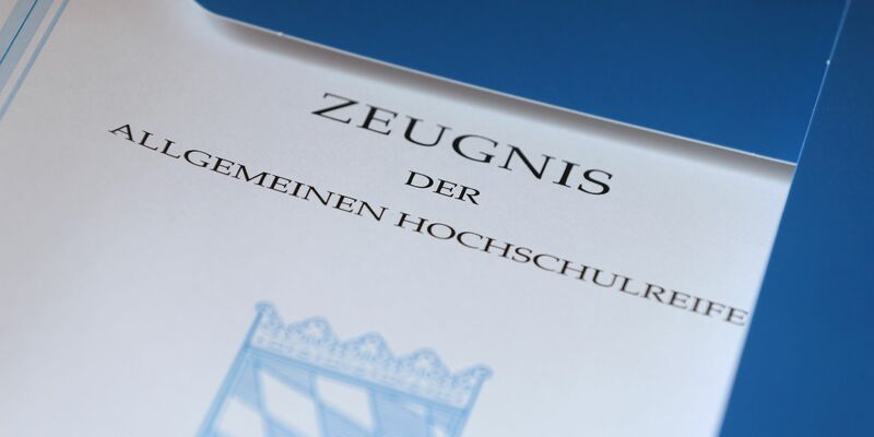 Das Bundesverfassungsgericht will klären, ob im Abiturzeugnis von Legasthenikerinnen und Legasthenikern ein Kommentar stehen darf. - Foto: Karl-Josef Hildenbrand/dpa