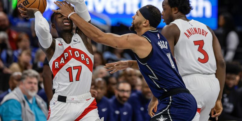 Orlandos Jalen Suggs (M) foult Torontos Dennis Schröder (17). - Foto: Kevin Kolczynski/AP/dpa